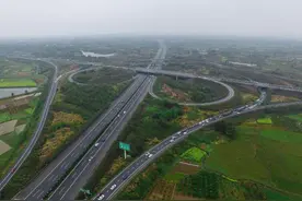 四川扩容一条高速，采用复线形式，标准双向6车道，时速120公里图片