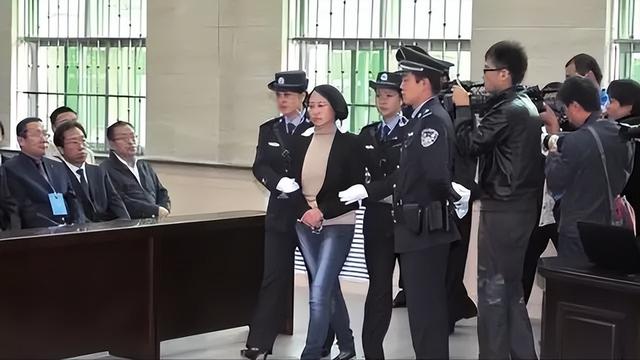 陕西"房姐"龚爱爱落马：北京41套房，4个身份证，帅哥司机骗走2亿