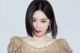 40多岁的秦岚依然粉粉嫩嫩，穿搭更是妩媚迷人图片