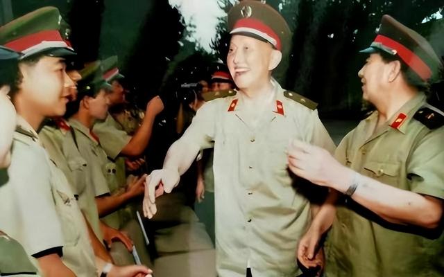 洪学智晚年卧病，大儿子前来探望，他质问：你是怎么当的省长
