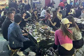 苏州50位老板齐聚淄博，烤串茅台龙虾不限量，餐后算账时全员震惊图片