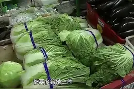 15年内蒙一女童带1元钱买菜，却被发现浑身是伤，老板：赶紧报警图片