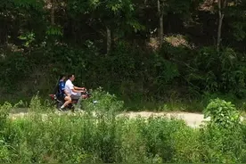海南大山女孩的足球突围图片