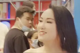 46岁周艳泓惹争议！穿着清凉拿烤串在街头热舞，路人围观满脸疑惑图片