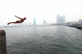 天津大爷跳水活出人生真谛，孙玉良：嘛钱不钱的，乐呵乐呵得了图片