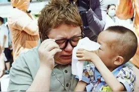 贵州缆车坠落幸存幼童，失去父母后被韩红收养，成《天亮了》原型图片