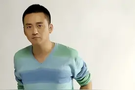 演员李坤霖：演配角成就他，对外国妻子百般呵护，终拥有幸福家庭图片