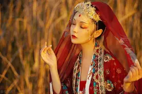 故事：新帝选秀，家中次女的她去充人头，没想被一眼看中立为皇后图片