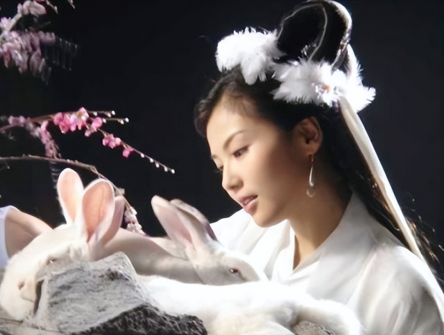 给10位饰演"嫦娥仙子"的演员排个名,迪丽热巴第8,陈红第2