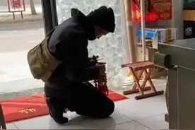 回娘家坐月子惹母亲嫌，弟弟带女友回家，母亲变脸：给你弟一套房图片