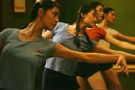 “芳华三美”走红5年后，选择当家庭主妇的苗苗，或许能笑到最后图片