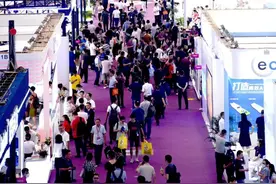 业内首次！光迅科技演示1.6T高速光模块图片