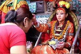 尼泊尔神秘的“活女神”，双脚不能接触地面，国王见了都得下跪图片