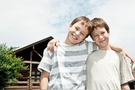 双胞胎兄弟一个从小喝骨头汤，一个喝牛奶，长大后身高差10厘米图片