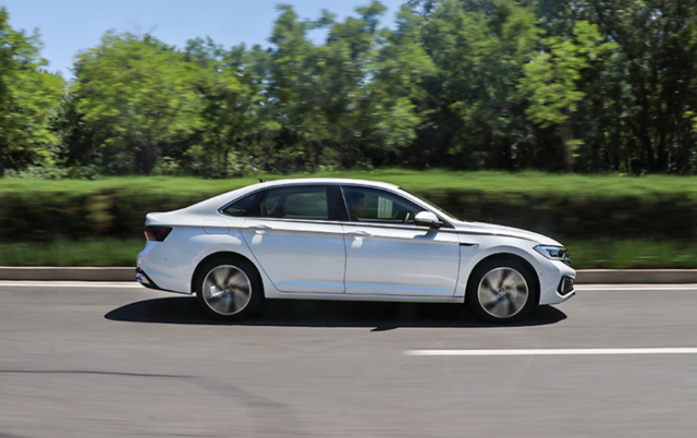 中庸依旧是亮点，新款速腾探店，5个优点3个缺点，花15万你买它？