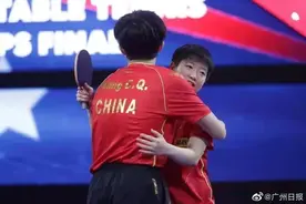 “我们拥抱了一下！”王楚钦孙颖莎庆祝世乒赛夺金图片