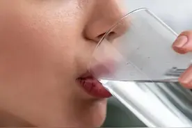 蜂蜜水、淡盐水、柠檬水……晨起第一杯水应该怎么喝？图片