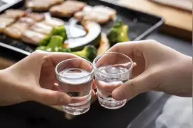 酒桌上想要“醉得慢”，喝酒时牢记“4不”，让你能多喝二两半图片