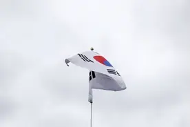韩国男子焚烧太极旗，首尔展出日据海报，“韩奸”猖狂的底气在哪图片