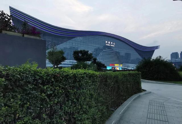 为什么一些外地年轻人，户口虽迁到成都，却迟迟不在成都买房？