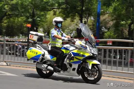 交警：“别慌 别慌” 暖心铁骑小哥上线……图片