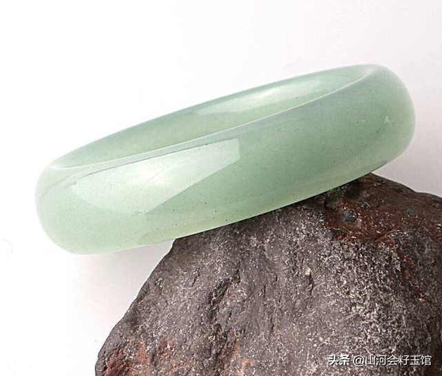 黄龙玉多少钱一克,戈壁滩上的这种石头,每克最高能卖10万元,每天十几