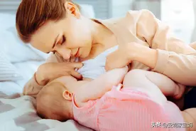 年轻奶妈为3000元，给成年人喂奶转运，网友：开眼界了图片
