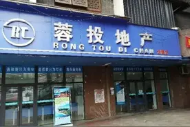 2018年，男子疑妻不忠偷装定位追踪器，将妻子上司捅伤在车内致死图片