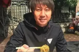受贿2.7亿的李铁真的惨了，老婆卷款跑了，只能天天吃泡面了图片
