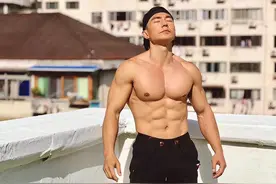 本是快领退休金的大叔年龄，身材却如20岁少年，这些自律男星绝了图片