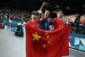 球拍惨遭踩断！王楚钦淡定回应，外媒炒作惹争议图片