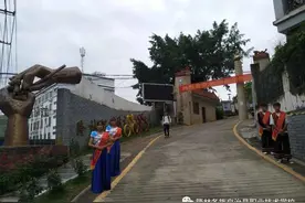 男童坐滑板顺坡而下冲向马路，白衣少年飞身一挡图片