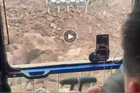 爸爸带1岁女儿开挖掘机工作：女儿乖巧得令人心疼，拍视频没想到会火图片