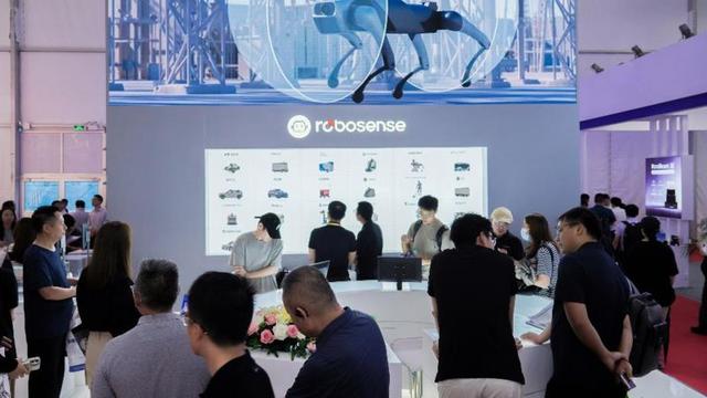 世界机器人大会观察｜挤不进去展台，人形机器人集体比拼"卷"活干