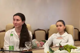 K宝风格大变！与妈妈一起会见鞑靼斯坦使团，大佬坐姿表情太拽了图片