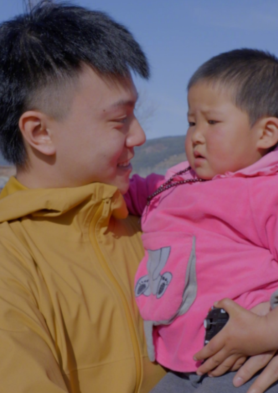 变形记王晨正:爷爷去世千里奔丧,替丫头照顾孩子,她就是我亲人