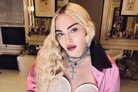 63岁麦当娜跪地敞开衬衫自拍，恶女妆邪魅咬肌凹陷，滤镜决定颜值图片