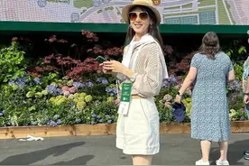 章泽天去温布尔登看网球，穿香奈儿布鞋美腿抢镜，新造型像章子怡图片