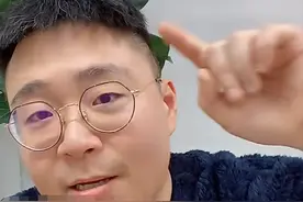 童星郝劭文靠直播爆火，简陋环境反获赞，曾因妈妈散尽千万家财图片
