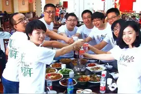 同学聚会使用AA制，班长发来账单后，女同学反对：这钱，我不出图片