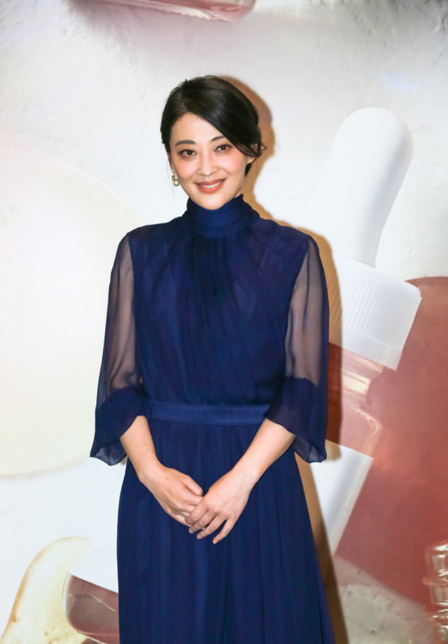 并且梅婷的发型也很优雅端庄,选择将头发盘起来,这样的造型挺经典的