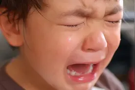 “忍住不哭”与“动不动就哭”的孩子，长大后会有3个明显差距图片