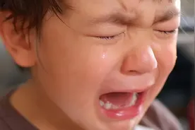 “忍住不哭”与“动不动就哭”的孩子，长大后会有3个明显差距图片