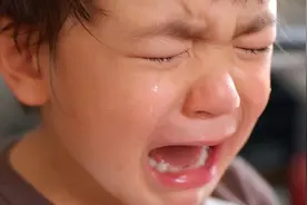 “忍住不哭”与“动不动就哭”的孩子，长大后会有3个明显差距图片