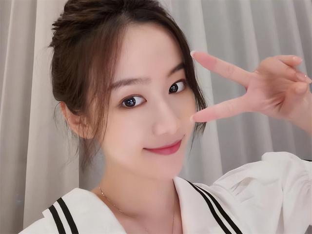 《巴啦啦小魔仙》杀青15周年，31岁刘美含再扮严莉莉，美丽依旧