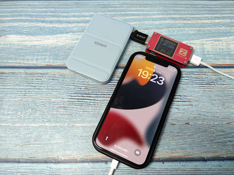 小巧带支架，磁吸无线充，安克MagGo轻薄磁吸无线充电宝体验