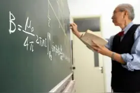 大学男老师穿正装上课，儒雅气扑面而来，家长：支持这样的穿搭图片