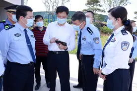 黄志勇同志检查新港园区“五一”道路交通及安全生产工作图片