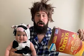 外国老爹是个爱cos的逗比，娃儿童年照的画风再也没正常过了图片