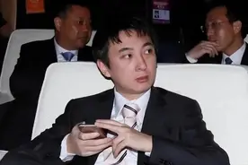 王思聪穿7千元上衣醉酒摇晃，深夜带2位美女回家，换女友如换衣服图片